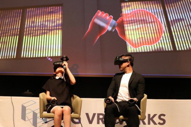 VR空間でジュースを飲む (左から)椎木里佳、前園真聖