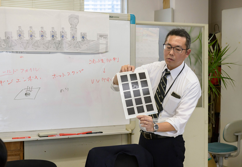 印刷機の説明を行う山下氏