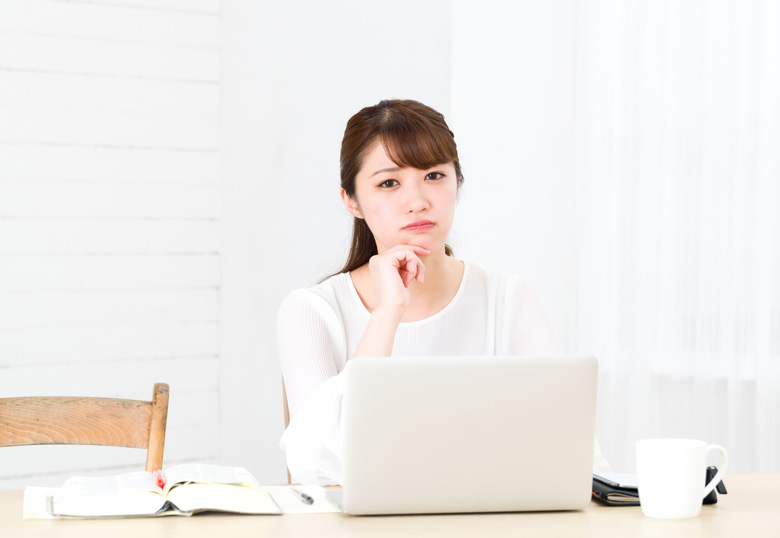 アフィリエイトは有料と無料のどちらで始める？