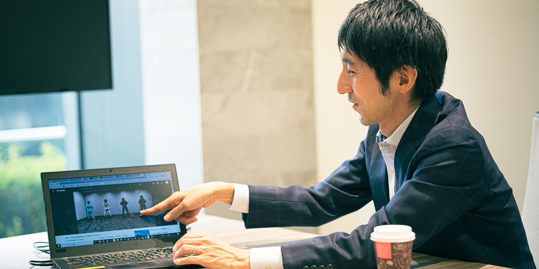 C&R社のオフィスでダンスしているクリエイターの紹介