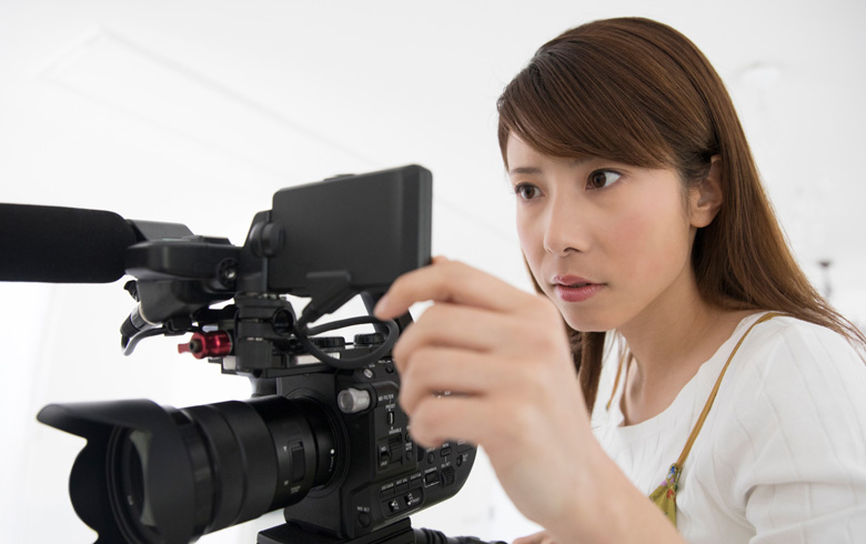 ビデオカメラを構える女性
