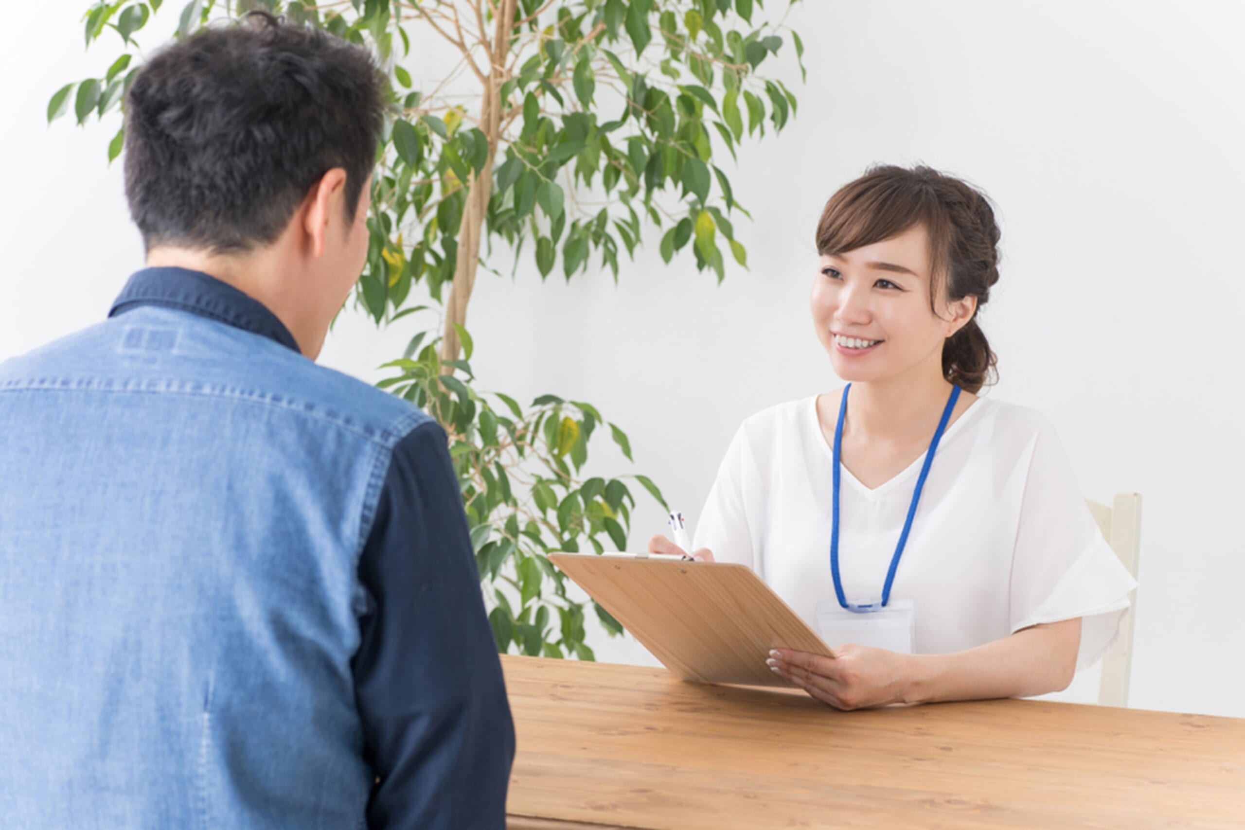 面談をする男性