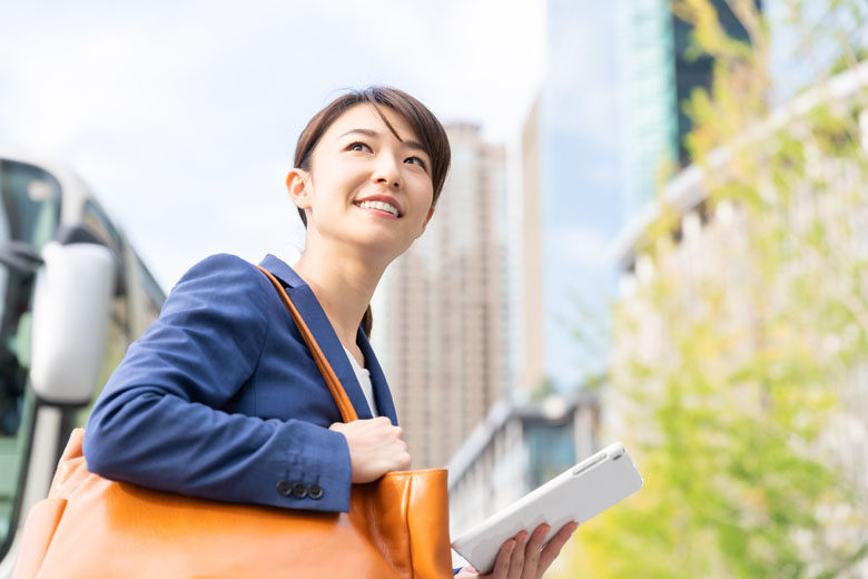 生き生きと仕事をする女性