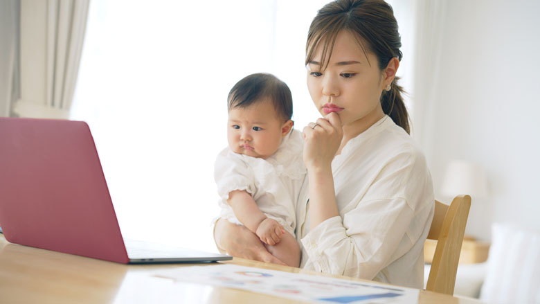 赤ちゃんを抱っこしながら在宅勤務