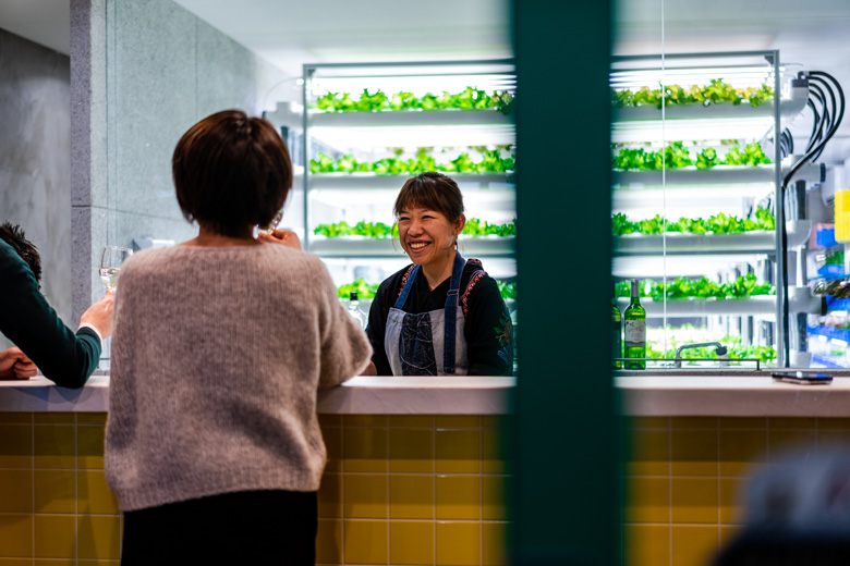 FUN EAT MAKERS施設内の様子（接客する女性）