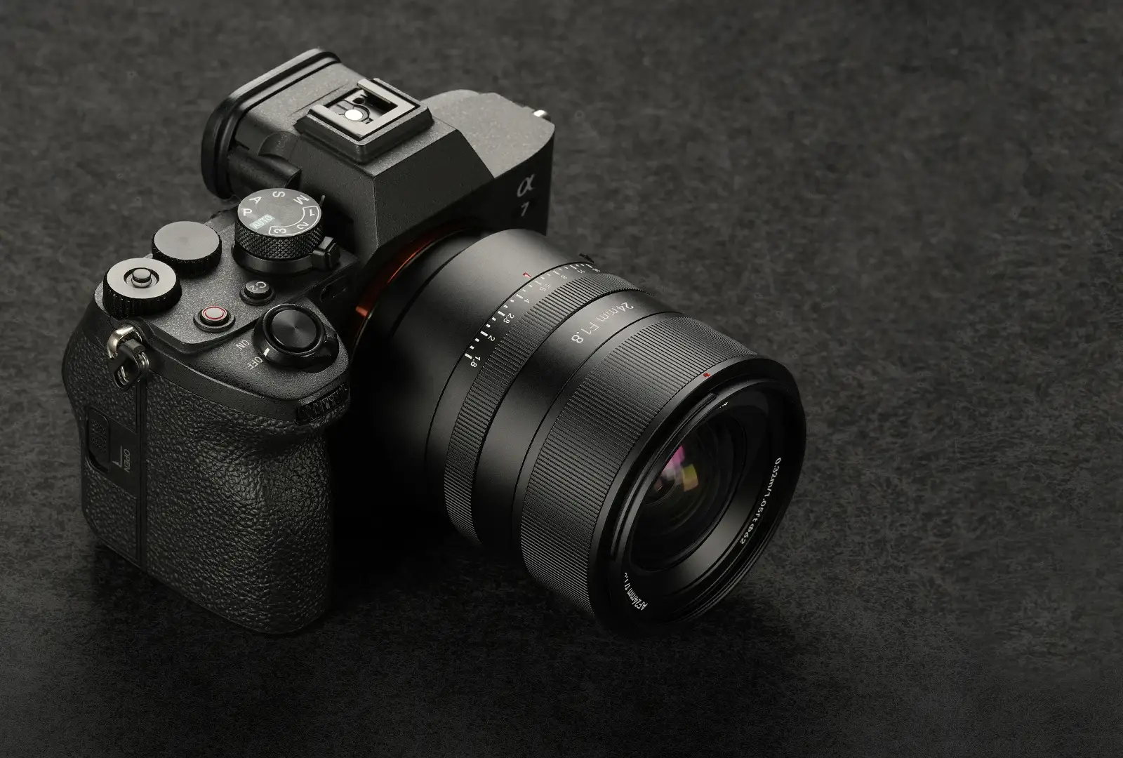 七工匠、フルサイズ対応のAF広角レンズ「24mm F1.8 AF」発売　– 静音AFと高解像で静止画・動画撮影をサポート