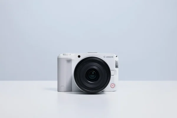 軽快なホワイト登場　キヤノン「EOS R50 V」に新色追加